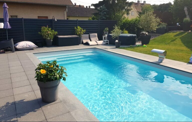 Piscine coque polyester installée par EM Piscine 68, pisciniste dans le Haut-Rhin